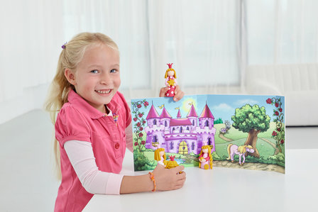 FIMO kleiset Prinsessen - Meisje speelt met prinsesjes van klei